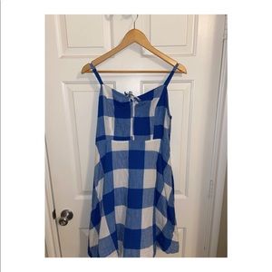 Size L. Great to wear for a picnic!